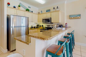 Refrigerador, microondas, horno y parrilla de estufa 