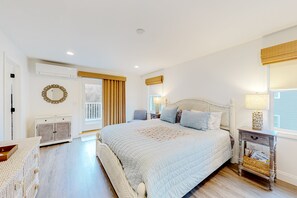 4 slaapkamers, een strijkplank/strijkijzer, internet, beddengoed