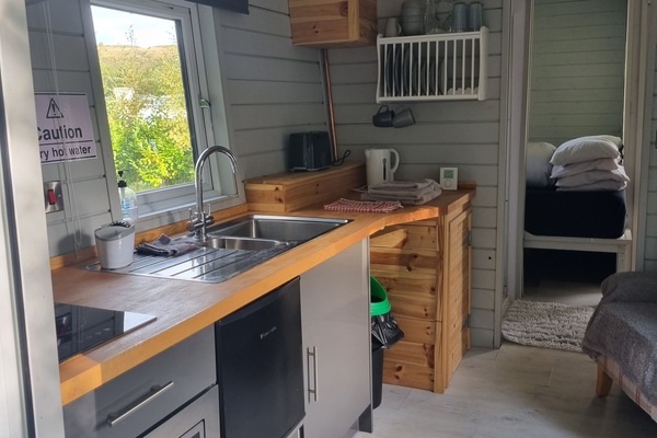Chalet | Private kitchen | Fridge, microwave, stovetop, electric kettle