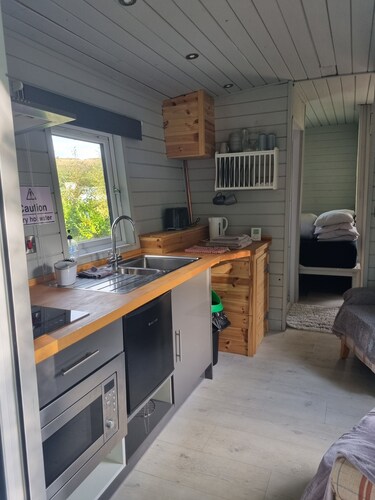 Glamping Hut - Sleeps 2, hot tub & Parking