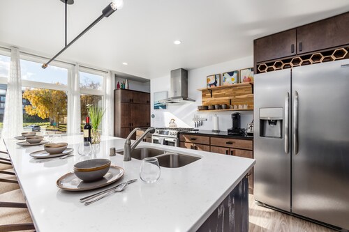 Ultra modern townhome with ocean views, fireplace, & W/D - dog-friendly