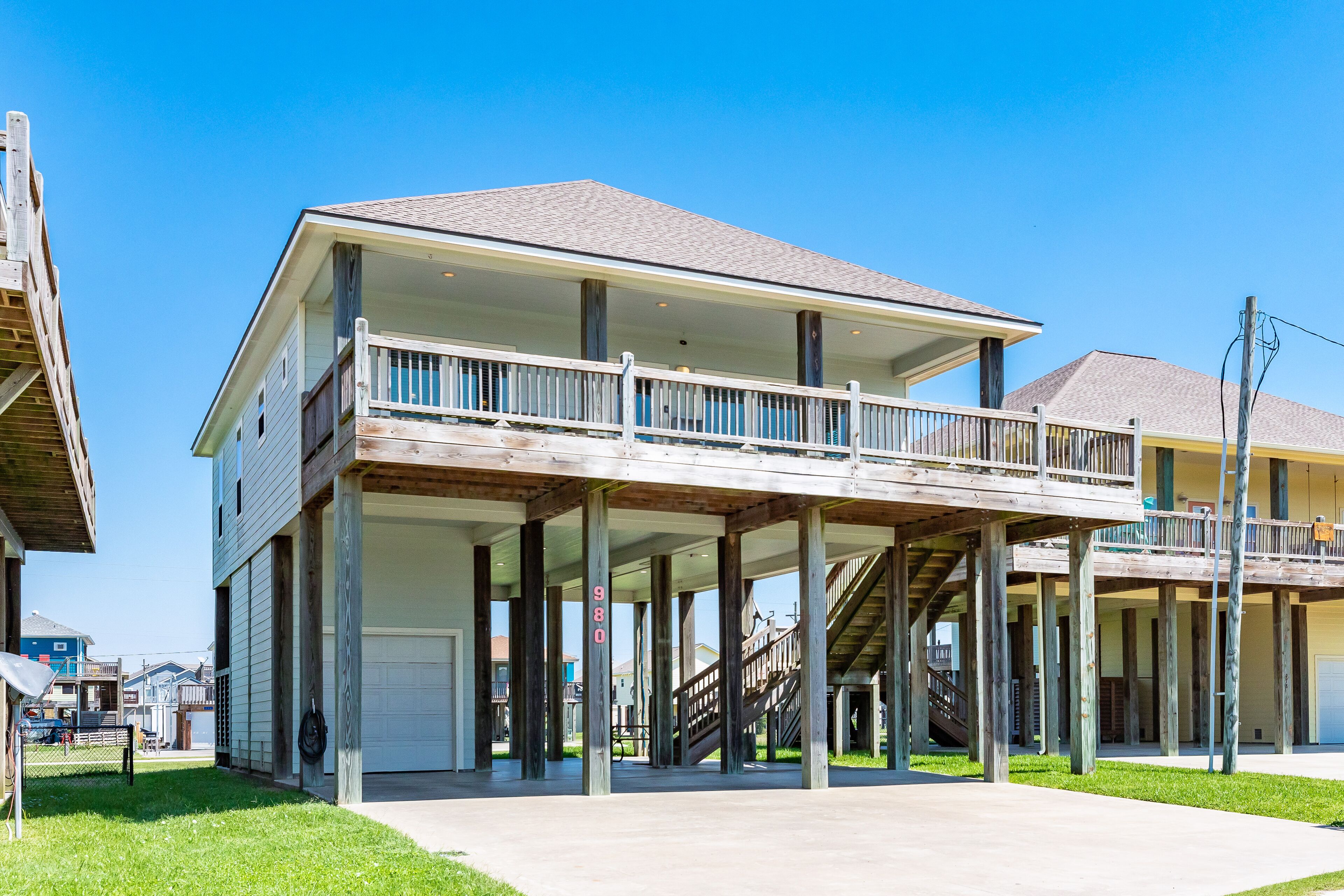 Spacious home near the beach with deck, outdoor shower & W/D- snowbird-friendly
