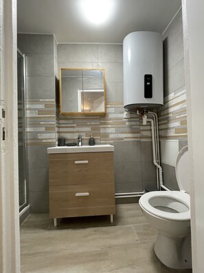 Douche, sèche-cheveux, savon, papier toilette