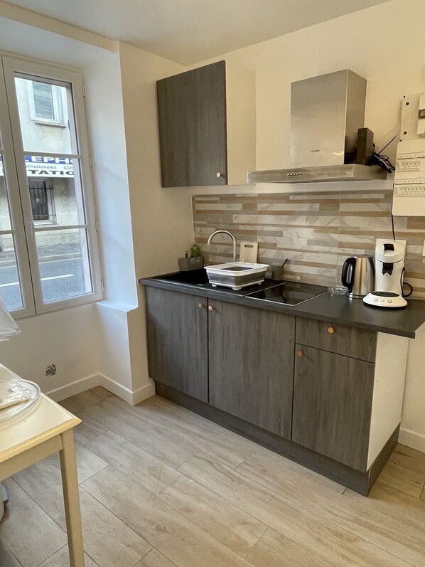 Réfrigérateur, micro-ondes, four, plaque de cuisson