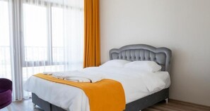 Ropa de cama hipoalergénica, escritorio y cortinas blackout 