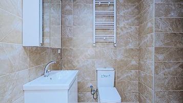 Economy Triple Room | Bathroom