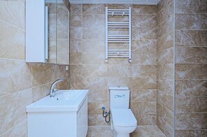 Habitación triple económica | Baño | Pantuflas 