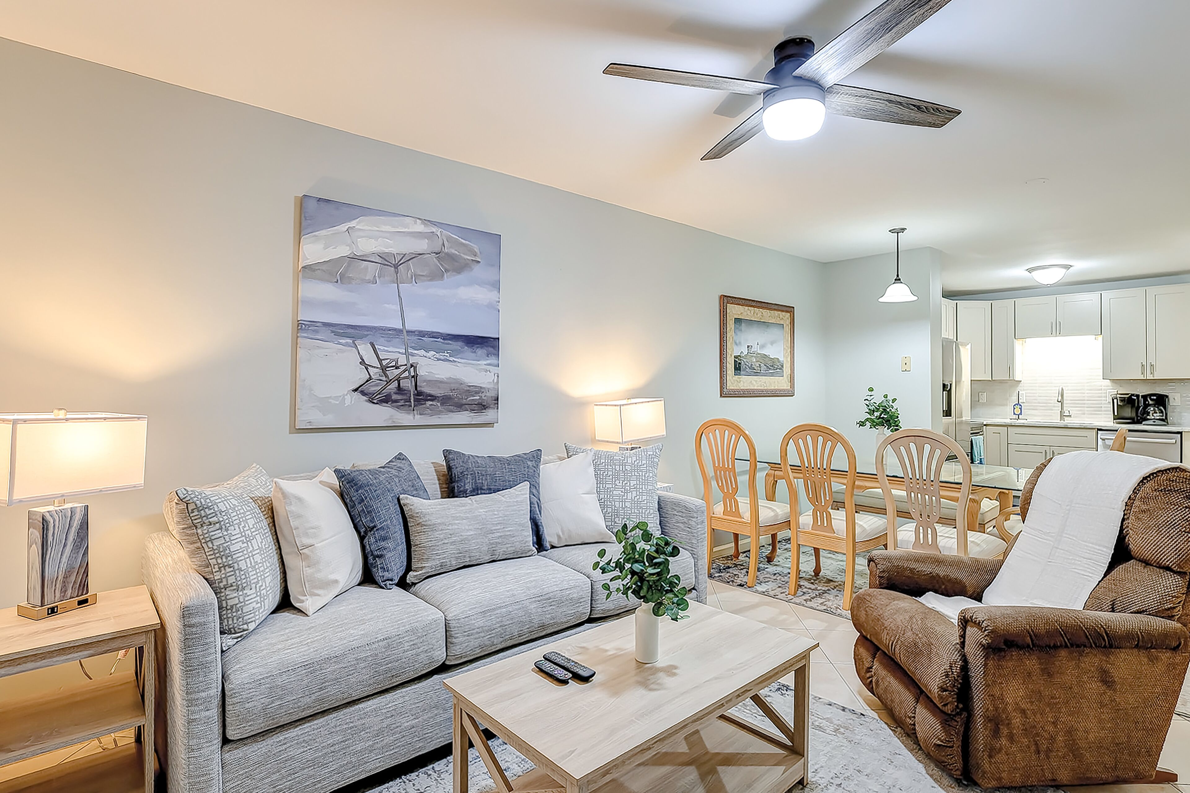 Tasteful condo with pool, tennis, hot tub, balcony, & washer/dryer