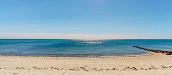 Quaint coastal home with fast WiFi, W/D, skylights, and outdoor grilling