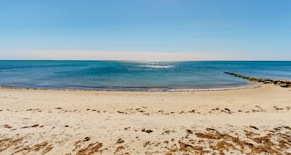 Quaint coastal home with fast WiFi, W/D, skylights, and outdoor grilling