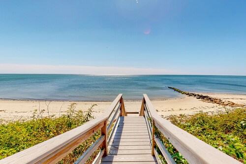 Quaint coastal home with fast WiFi, W/D, skylights, and outdoor grilling