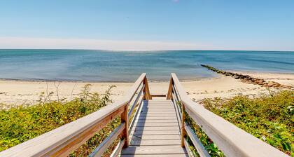 Quaint coastal home with fast WiFi, W/D, skylights, and outdoor grilling