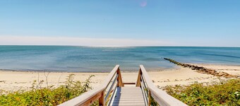 Quaint coastal home with fast WiFi, W/D, skylights, and outdoor grilling