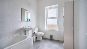 Rumah | Kamar mandi | Kombinasi shower/bathtub, bathtub besar, pengering rambut, dan handuk