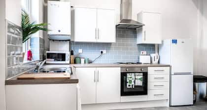 Modern Spacious 2 br House in Leigh, Free Parking