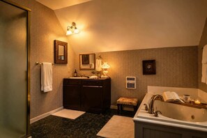 Shower, hair dryer, towels - Bailey Inglish Suite • Private Balcony (Bonham)