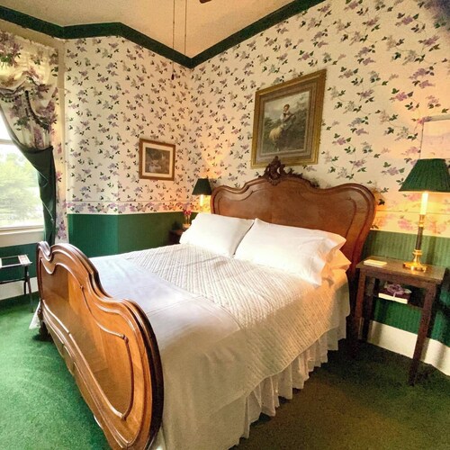 Historic Victorian Guest Suite • Private Balcony • Walk to Downtown Bonham