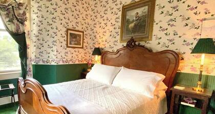 Historic Victorian Guest Suite • Private Balcony • Walk to Downtown Bonham