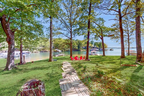 Jewelbox Cottage - Dog-friendly Lakefront home with private dock, canoe & SUPs