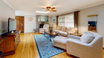 Televisión, videojuegos, reproductor de DVD y futbolito