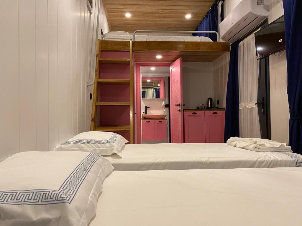 Family Tree House | Individually decorated, desk, laptop workspace, free WiFi