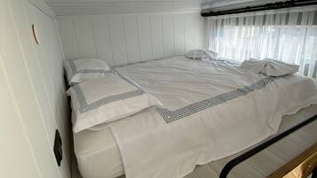 Deluxe-Studio | Individuell dekoriert, Schreibtisch, laptopgeeigneter Arbeitsplatz