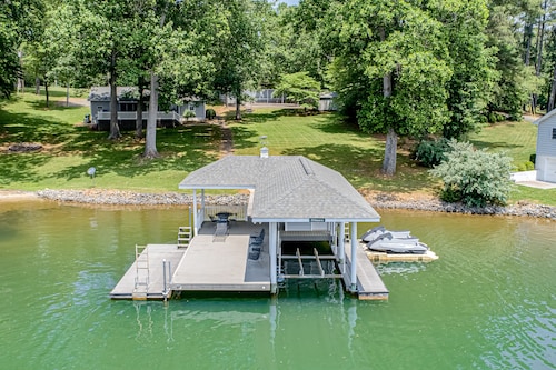 Lakefront home with dock, screened porch, AC & kayaks