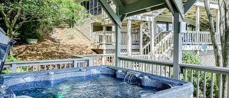 Outdoor spa tub