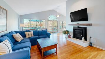 Télévision, cheminée, baby-foot, table de tennis de table