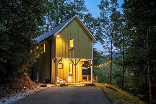 Luxury Cabin- Hot Tub, Mtn Views from Every Window, Mins to Clayton