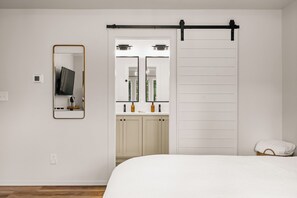 4 slaapkamers, een bureau, een strijkplank/strijkijzer, gratis wifi