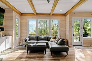 TV connectée, cheminée, livres, espaces bureaux