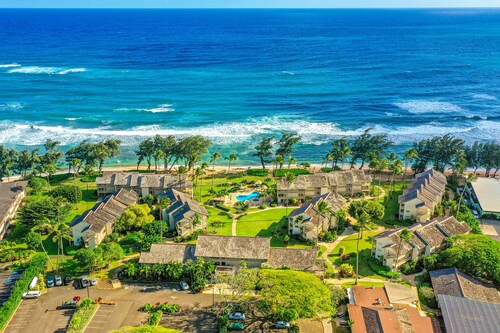 Top-floor corner unit at oceanfront resort - steps to beachside pool & hot tub