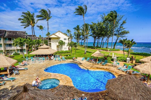 Top-floor beach corner unit - sweeping views - steps to oceanside pool & hot tub