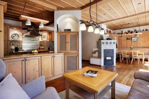 Una cocina amplia con armarios de madera, estufa integrada y lámparas colgantes.