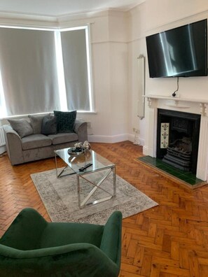 Smart TV, fireplace, Netflix, streaming services