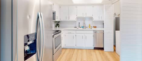 ثلاجة، ميكروويف، فرن، موقد طهي مسطح