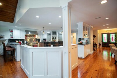 Private Estate! Getaway w priv pool nhot tub. Secluded yet 15 min to beachcasino