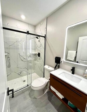 Shower, hair dryer - Close to Wells Fargo on Broad St #2 (Philadelphia)