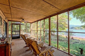 Interior - Private Dock, Mountain View, Lake Front, 2 kayaks, 2 SUPs, 1 canoe, Hot tub (Hiawassee)