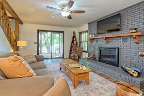 Smart-TV, Kamin, Bücher