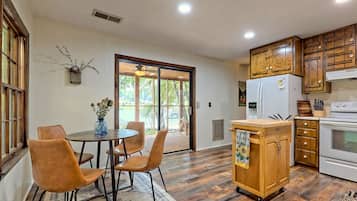 KĂŒhlschrank, Mikrowelle, Ofen, Herdplatte