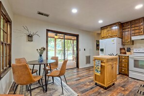 Fridge, microwave, oven, stovetop - Private Dock, Mountain View, Lake Front, 2 kayaks, 2 SUPs, 1 canoe, Hot tub (Hiawassee)