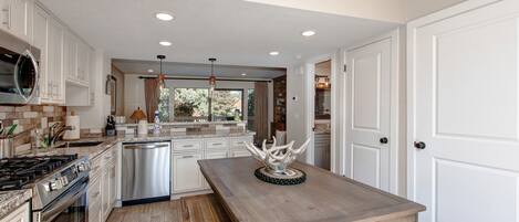 Geladeira, micro-ondas, fogão, cooktop