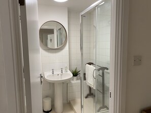 Huoneisto | Kylpyhuone | Suihku, hiustenkuivaaja, pyyhkeet