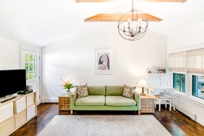 TV, video games - Prime location cape charmer – walk to all-beach, Village, & Atlantic path (Rockport)