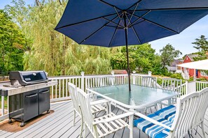 Outdoor dining - Prime location cape charmer – walk to all-beach, Village, & Atlantic path (Rockport)