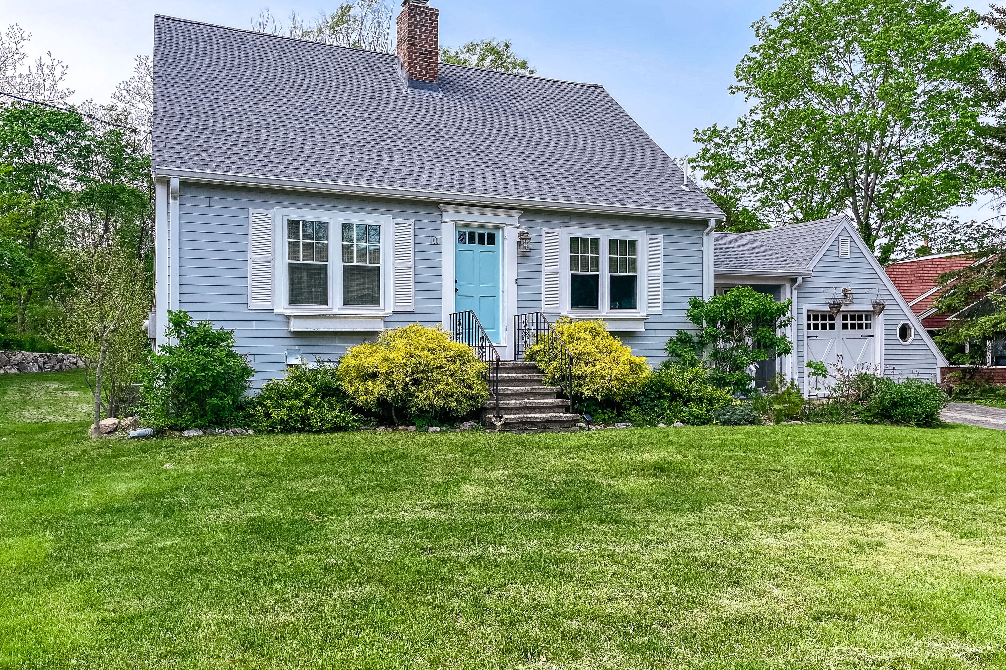 Prime location cape charmer – walk to all-beach, Village, & Atlantic path