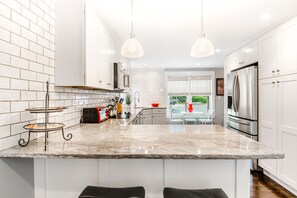 Fridge, microwave, oven, stovetop - Prime location cape charmer – walk to all-beach, Village, & Atlantic path (Rockport)