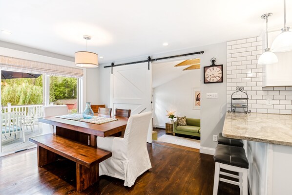 Dining - Prime location cape charmer – walk to all-beach, Village, & Atlantic path (Rockport)